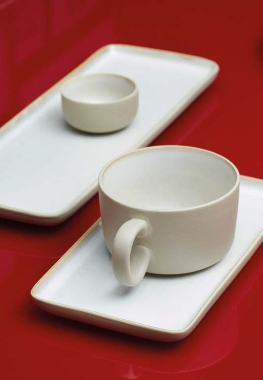 Porta l'eleganza sulla tua tavola con il vassoio in gres Arpeggio avorio. Dimensioni: cm 25,5 x 13,5. In negozio e online su tuttochic.live