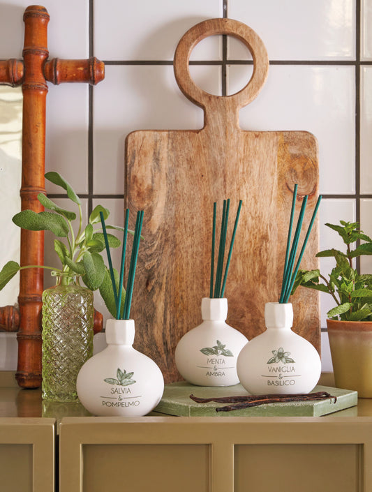 Diffusore di profumo per ambiente Menta e Ambra in porcellana bianca decorata con bastoncini. Capacità: 120 ml. In negozio e online su tuttochic.live