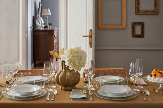 Insalatiera in porcellana bianca con filo oro Dimensioni: cm 23 x 10 h Realizzata in porcellana satin, questa insalatiera offre una texture vellutata e un filo oro che la rende unica e pregiata. Il tocco finale perfetto per una tavola raffinata. In negozio e online su tuttochic.live