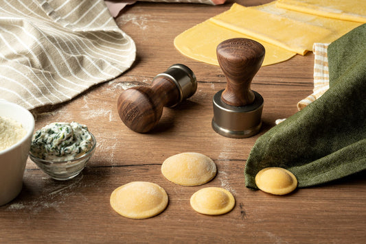 Stampino per ravioli di forma circolare con bordi circolare liscio, realizzato in alluminio anodizzato per garantire un taglio netto della sfoglia. Il piattello centrale, grazie ad un meccanismo a molla è pensato per pressare uniformemente il ripieno. Dimensioni: mm ø 50 × 85 h. In negozio e online su tuttochic.live