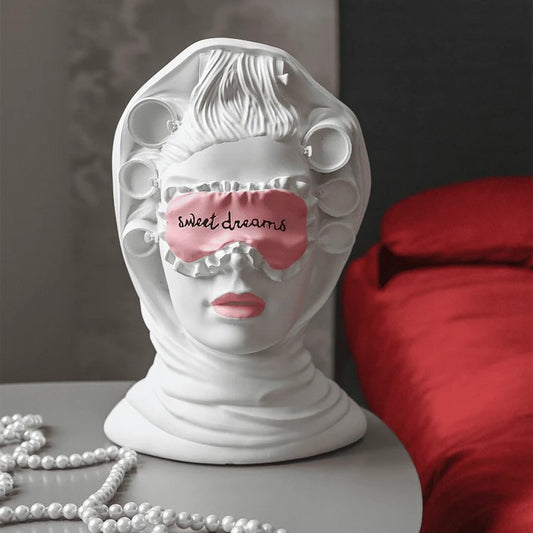 Testa Decorativa in poliresina La Sognatrice trasmette un senso di meraviglia e di possibilità, rappresentando l’immaginazione e la profondità emotiva delle persone che sanno guardare non solo con gli occhi. Dedicato ai sognatori, ai creativi e a coloro che cercano l’ispirazione... In negozio e online su tuttochic.live