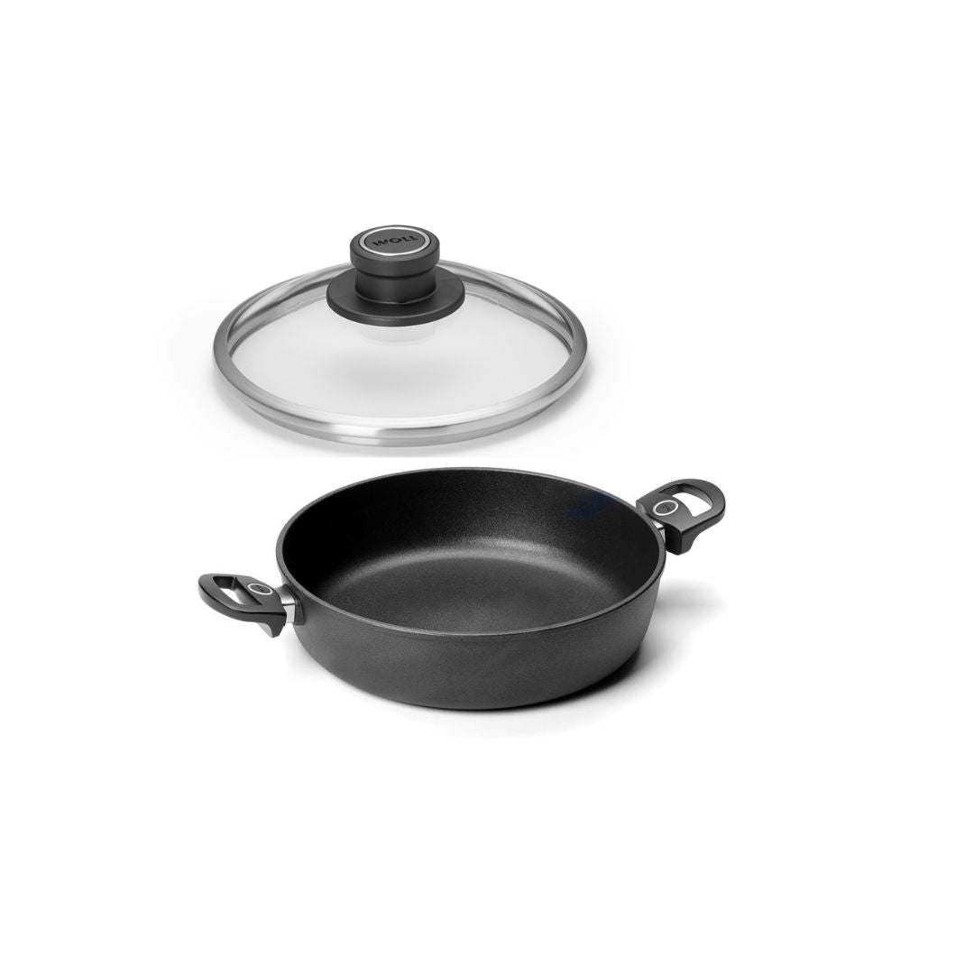 Casseruola antiaderente in alluminio fuso forgiato a mano e bordo rinforzato, adatta a tutti i tipi di cucine compreso induzione. La superficie estremamente robusta è composta da un rivestimento in titanio a 5 strati con diamanti, estremamente resistente al taglio e all’abrasione. In negozio e online su tuttochic.live