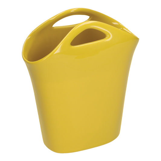 Vaso a forma di borsa in gres dai colori pastello che si abbinano facilmente ad ogni ambiente. Dimensioni: cm 19 x 8.5 x 23 h. In negozio e online su tuttochic.live