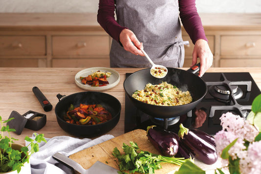 Wok antiaderente in alluminio riciclato facile da maneggiare 35% più leggera delle padelle Diamond Lite, adatta a tutti i tipi di cucine. Il rivestimento antiaderente Saphir è perfetto per cucinare senza grassi, manico removibile. Lavabile in lavastoviglie • Dimensioni: Ø 30 x 10 cm. In negozio e online su tuttochic.live