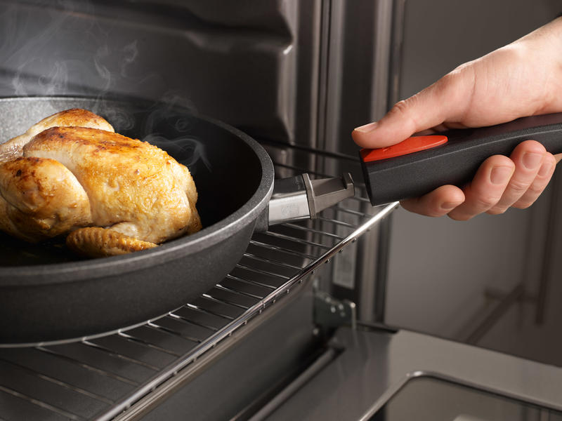 Wok antiaderente in alluminio riciclato facile da maneggiare 35% più leggera delle padelle Diamond Lite, adatta a tutti i tipi di cucine. Il rivestimento antiaderente Saphir è perfetto per cucinare senza grassi, manico removibile. Lavabile in lavastoviglie • Dimensioni: Ø 30 x 10 cm. In negozio e online su tuttochic.live