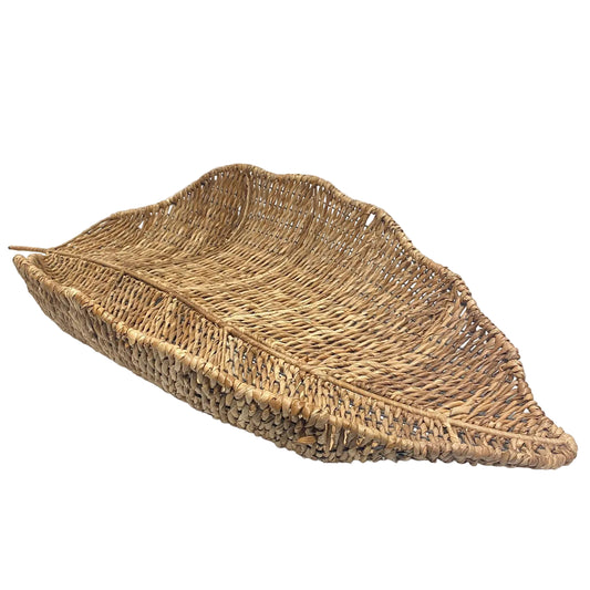 Vassoio decorativo a forma di foglia maxi in fibra vegetale intrecciata con telaio in metallo, lunghezza 92 cm, stile etnico e rustico Tutto Chic.