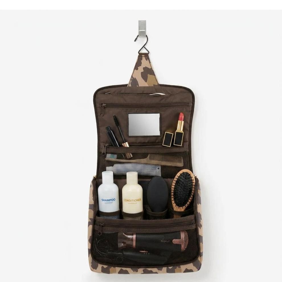 Trousse Reisenthel Leo Macchiato aperta e appesa con gancio.
Scomparti in rete e specchio
