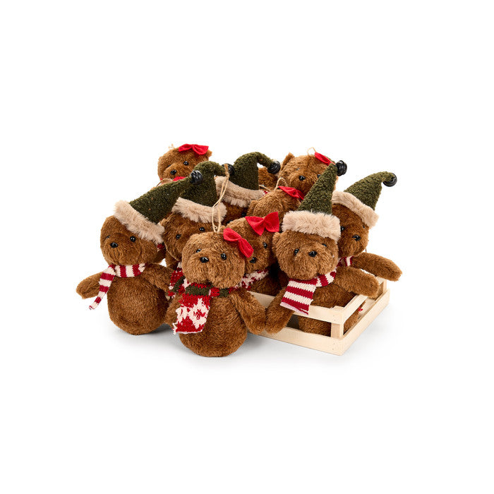 Orsetto peluche Natale "Bear Wonderland" è un accattivante orsetto in miniatura, realizzato in morbido poliestere e cotone, perfetto per abbellire ogni angolo della tua casa durante le festività natalizie. Regala un tocco di dolcezza. Dimensioni singolo orsetto: 11x7x14 In negozio e online su tuttochic.live