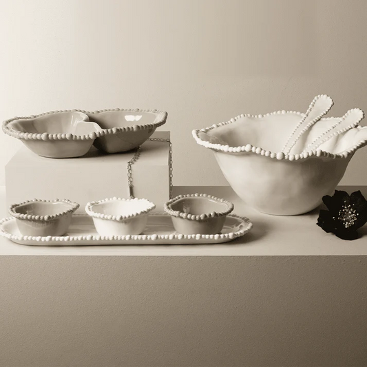 Insalatiera 20 cm in melamina di colore bianco dell'innovativa collezione Joke. Tonalità pastello e caratteristico bordo rivestito di micro sfere ornamentali fanno della linea in melamina un ottimo alleato per la tavola. Lavabile in Lavastoviglie. No microonde Dimensioni: Ø 20 cm. In negozio e online su tuttochic.live