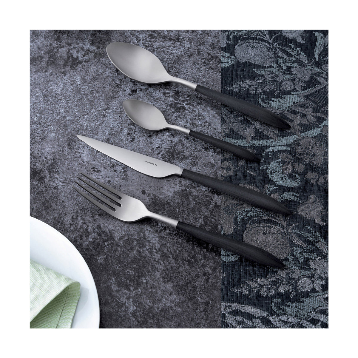 Set 24 pezzi modello Ares, colorazione del manico nero e finitura in acciaio opaco confezionato in scatola finestra. Il Set 24 pezzi è composto da: 6 cucchiai da tavola 6 forchette da tavola 6 coltelli da tavola 6 cucchiaini. Sono lavabili in lavastoviglie 50-55°C. In negozio e online su tuttochic.live