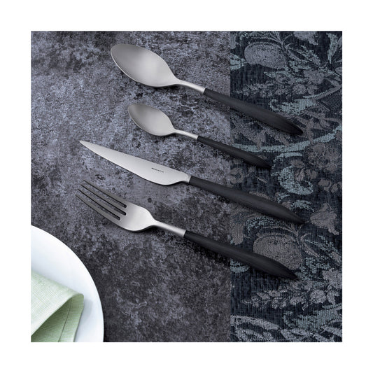 Set 24 pezzi modello Ares, colorazione del manico nero e finitura in acciaio opaco confezionato in scatola finestra. Il Set 24 pezzi è composto da: 6 cucchiai da tavola 6 forchette da tavola 6 coltelli da tavola 6 cucchiaini. Sono lavabili in lavastoviglie 50-55°C. In negozio e online su tuttochic.live