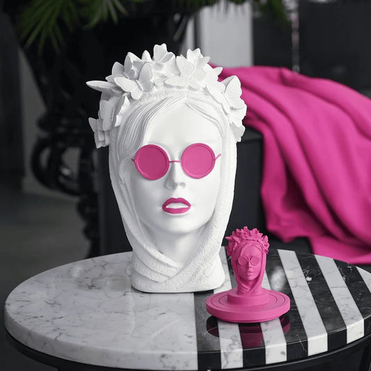 Testa Decorativa La stilosa, incarna l’eleganza e lo stile delle persone che amano esprimersi attraverso l’abbigliamento e l’arte della moda. Dedicato ai fashionisti, ai trendsetter e a coloro che hanno un occhio di riguardo per il design e la bellezza. Dimensioni: h 25,5 cm. In negozio e online su tuttochic.live