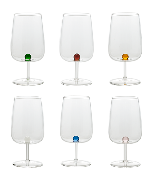 Set di 6 calici fatti a mano in vetro borosilicato, resistente agli shock termici. Il nome Bilia è riferito alla bilia interna in 6 colori diversi. Design Federico de Majo 2023. Dimensioni: Ø 7,5 x h 16 cm Capacità: 38 cl. In negozio e online su tuttochic.live