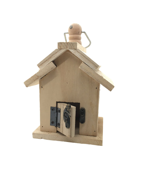 Casetta per uccellini da esterno in legno naturale con anello superiore per appenderla in metallo. Dimensioni: cm 20 h x 15 x 15. In negozio e online su tuttochic.live