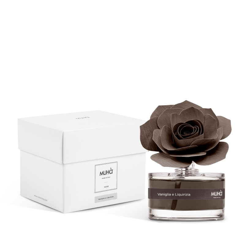 Profumatore d'ambiente in bottiglia di vetro con diffusore a forma di rosa in legno di betulla realizzato a mano. Completo di essenza 50 ml. VANIGLIA E LIQUIRIZIA Profumo deciso, inebriante e moderno. La combinazione della liquirizia nera con la delicatezza della vaniglia. In negozio e online su tuttochic.live