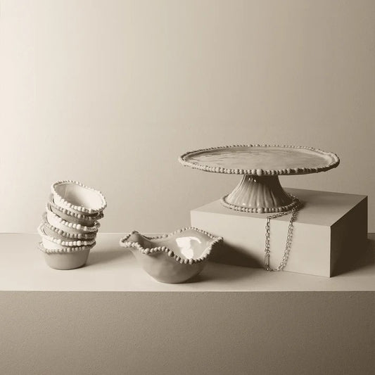 Set 3 coppette in melamina di colore tortora dell'innovativa collezione Joke. Tonalità pastello e caratteristico bordo rivestito di micro sfere ornamentali fanno della linea in melamina un ottimo alleato per la tavola. Lavabile in Lavastoviglie. No microonde. Ø 12 cm / h 5 cm. In negozio e online su tuttochic.live