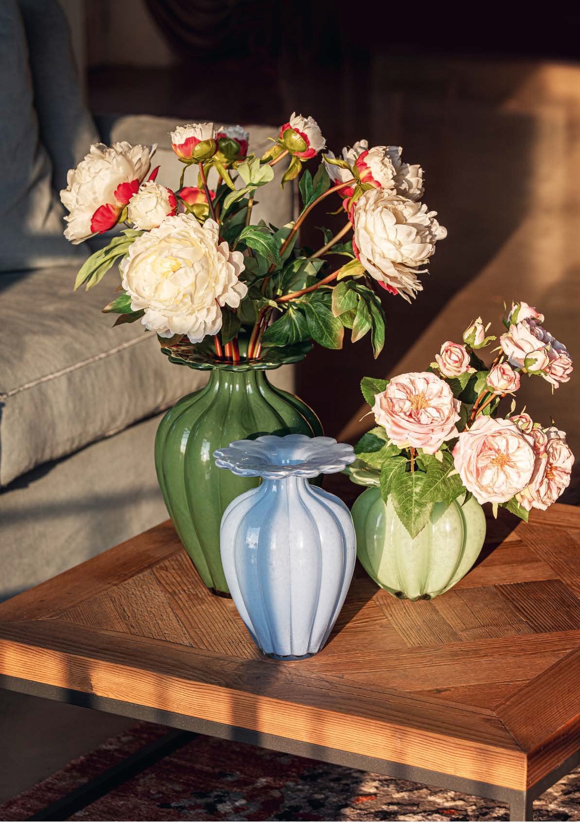 Vaso portafiori in vetro. Dimensioni: cm Ø 21x32 h - Colore verde bosco. In negozio e online su tuttochic.live