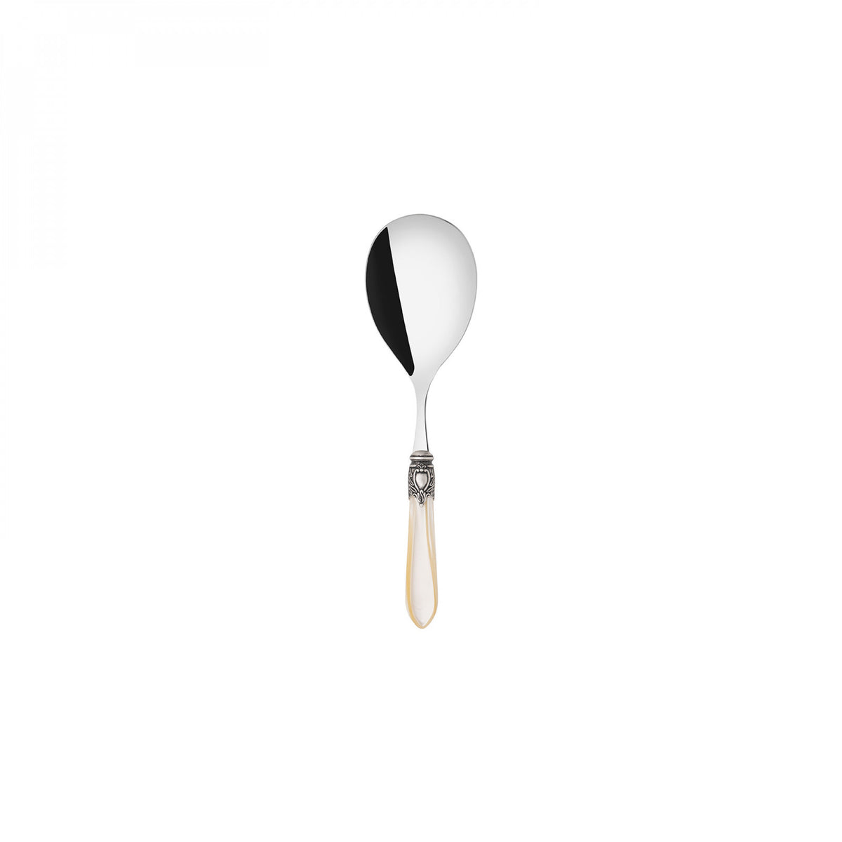 Cucchiaio servirisotto, colore avorio, finitura madreperlata, ghiera argento antico. Per garantire una tavola elegante dallo spirito regale Dimensioni: cm 7 x 25,5. Made in Italy. In negozio e online su tuttochic.live