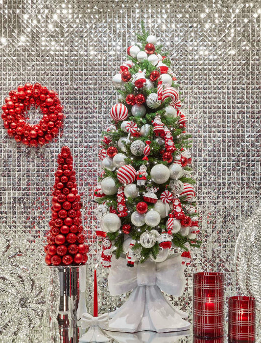 Topiary è un totem decorativo natalizio, decorato con 120 palline di diverse misure in plastica di colore rosso. Dimensioni: Ø cm 25 x 65 h. In negozio e online su tuttochic.live