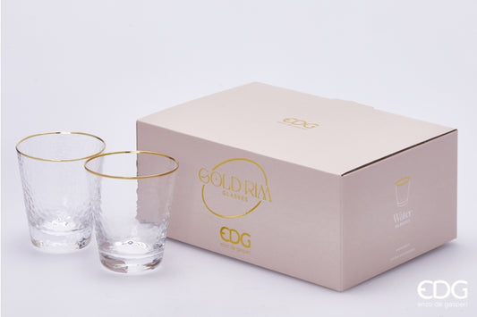 Coppia di bicchieri Gold Rim EDG accanto alla loro lussuosa scatola regalo color cipria con scritte e loghi dorati Enzo De Gasperi.