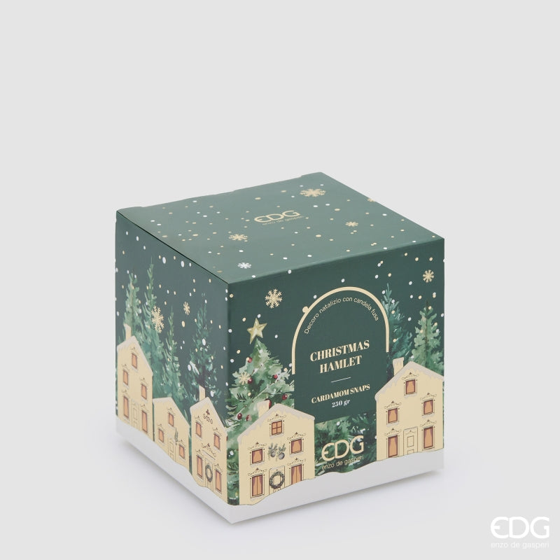 Scatola regalo cubica di colore verde bosco con illustrazioni di casette di un villaggio natalizio innevato e dettagli di stelline oro, marchio EDG Enzo De Gasperi.