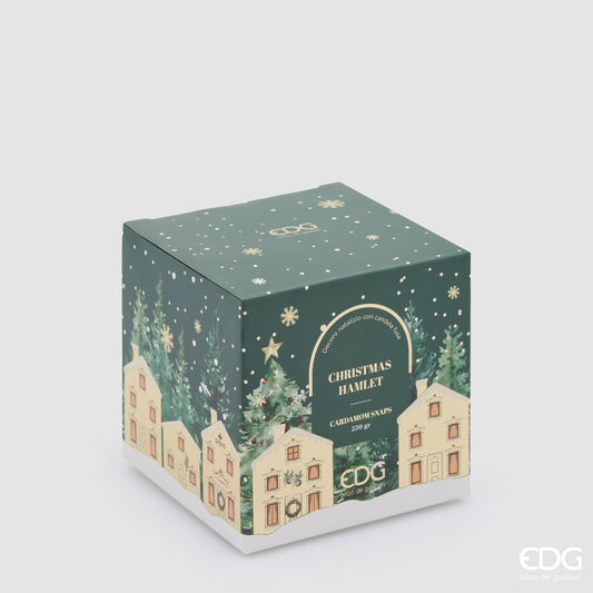 Scatola regalo cubica di colore verde bosco con illustrazioni di casette di un villaggio natalizio innevato e dettagli di stelline oro, marchio EDG Enzo De Gasperi.