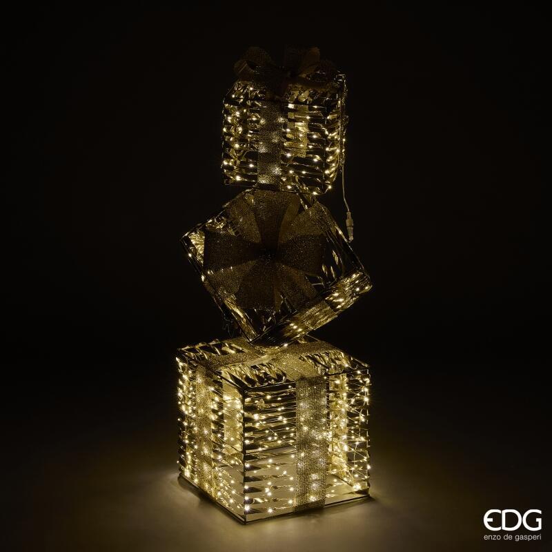 Decoro natalizio a forma di pacco regalo con 600 microled luce calda, timer e luci fisse. Firmato EDG. Ideale per interni, vetrine ed eventi natalizi. tuttochic.live