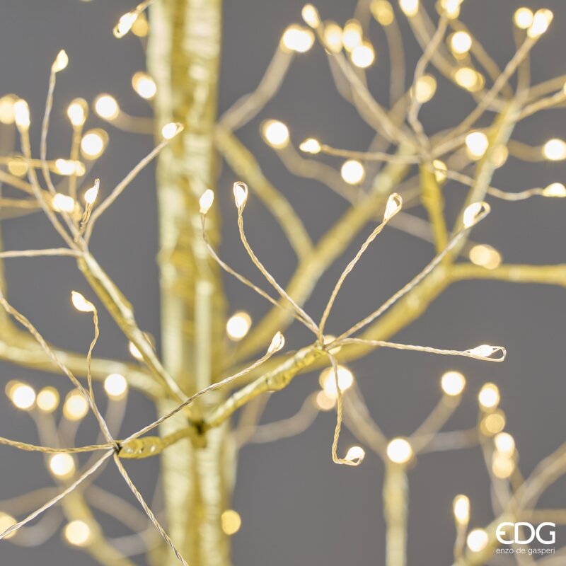 Primo piano ravvicinato dei rami metallici dorati modellabili e dei micro LED a luce calda dell'albero di Natale EDG.