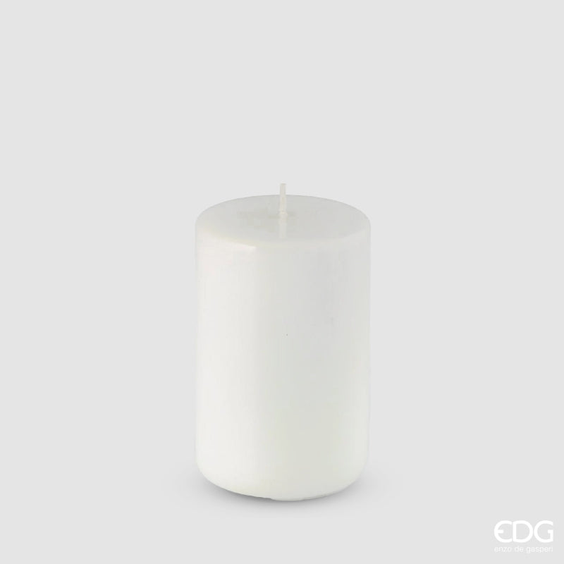 Candela cilindrica modello moccolo firmata EDG Enzo De Gasperi, color bianco ottico con finitura laccata lucida a specchio.
