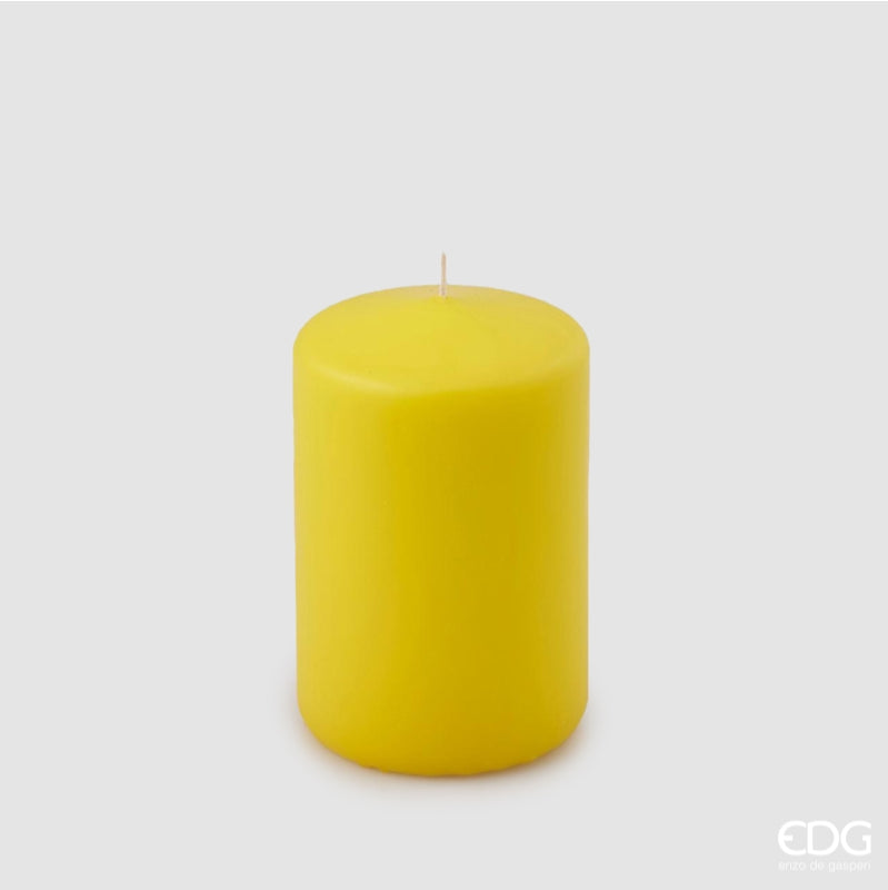 Questa candela Moccolo è realizzata in cera gialla di alta qualità Dimensioni: ø 8 cm, h 12 cm- Durata 52 ore -Peso 440 gr. In negozio e online su tuttochic.live