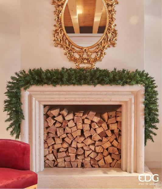 Celebra il Natale con eleganza grazie al Festone Pino cm 275! Composto da 340 rametti in pvc, questo festone aggiungerà un tocco di classe alla tua decorazione natalizia. Dimensioni: cm 275 x 30 cm. In negozio e online su tuttochic.live