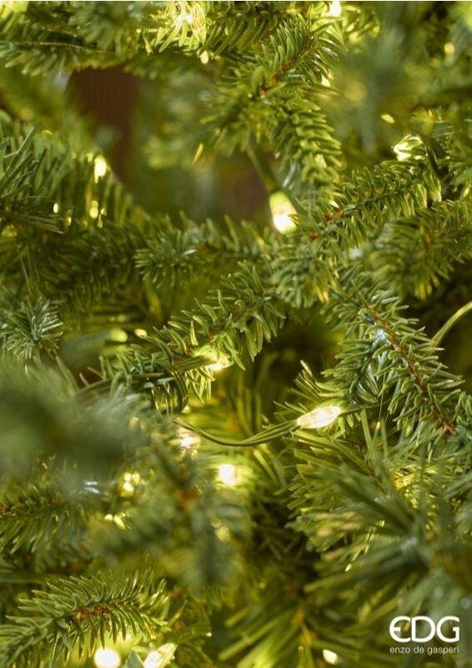 Primo piano dei rami in PE Real Touch dell'albero di Natale Pino Lucciole da 210 cm di EDG Enzo De Gasperi che mostra i micro Rice LED integrati ad alta luminosità.