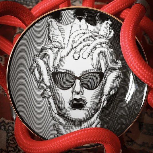 Piatto Decorativo in porcellana La vipera. incarna lo spirito delle persone che si muovono con furbizia e che hanno un’intelligenza acuta. Dedicato ai giocatori, agli strateghi e a coloro che amano l’arte del sottinteso. Dimensioni: Ø 24 cm, H 2 cm Lavabile in lavastoviglie. In negozio e online su tuttochic.live