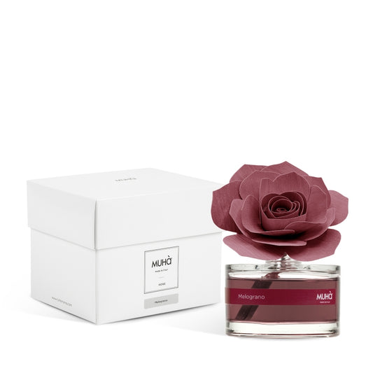 Profumatore d'ambiente Muhà Rosa Diffuser Melograno in boccetta di vetro trasparente con essenza rossa, etichetta magenta e diffusore artigianale a forma di rosa in legno bordeaux, Tutto Chic.