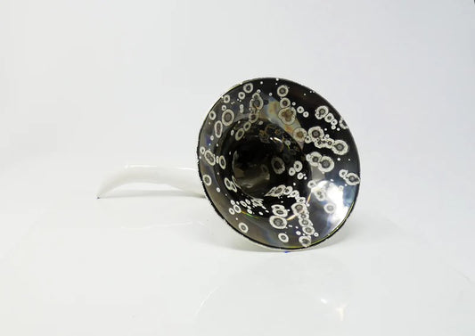 Scaramaz è un amplificatore compatibile con tutti gli smartphone in cui la cassa acustica è posizionata in basso, vicino al microfono. Scaramaz ti permetterà di aumentare il volume del tuo smartphone di 15/20 decibel! Realizzato a mano in ceramica 100% italiana e smalti atossici. In negozio e online su tuttochic.live