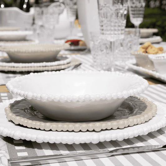 Set 6 piatti piani in melamina di colore bianco dell'innovativa collezione Joke. Tonalità pastello e caratteristico bordo rivestito di micro sfere ornamentali fanno della linea in melamina un ottimo alleato per la tavola. Lavabile in Lavastoviglie. No Microonde Dimensioni: Ø 28 cm. In negozio e online su tuttochic.live