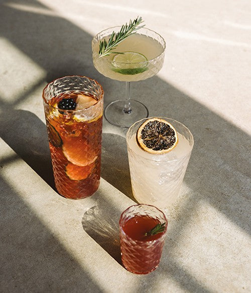 Set di 4 bicchierini shot soffiati a bocca e lavorati a mano in vetro sonoro superiore senza piombo. Collezione Veneziano Mixology, gli articoli di questa collezione si caratterizzano per la trasparenza... Design Federico de Majo 2023 Dimensioni: Ø 5,5 x h 6,5 cm Capacità: 8,5 cl. In negozio e online su tuttochic.live