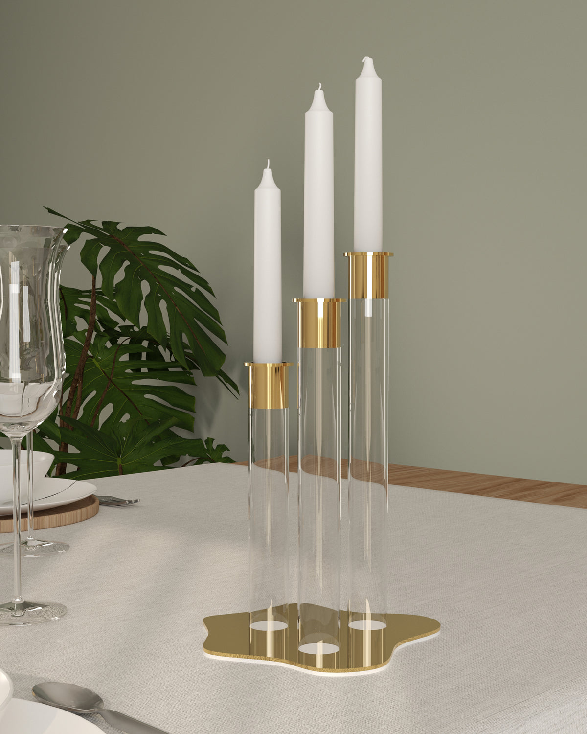 Portacandele con base e struttura in cristallo acrilico e bicchierino porta candele in acciaio. Bicchieri portacandele e base color oro lucido. Dimensioni: Ø 17 x 27 h cm Il prodotto viene venduto senza candele. In negozio e online su tuttochic.live