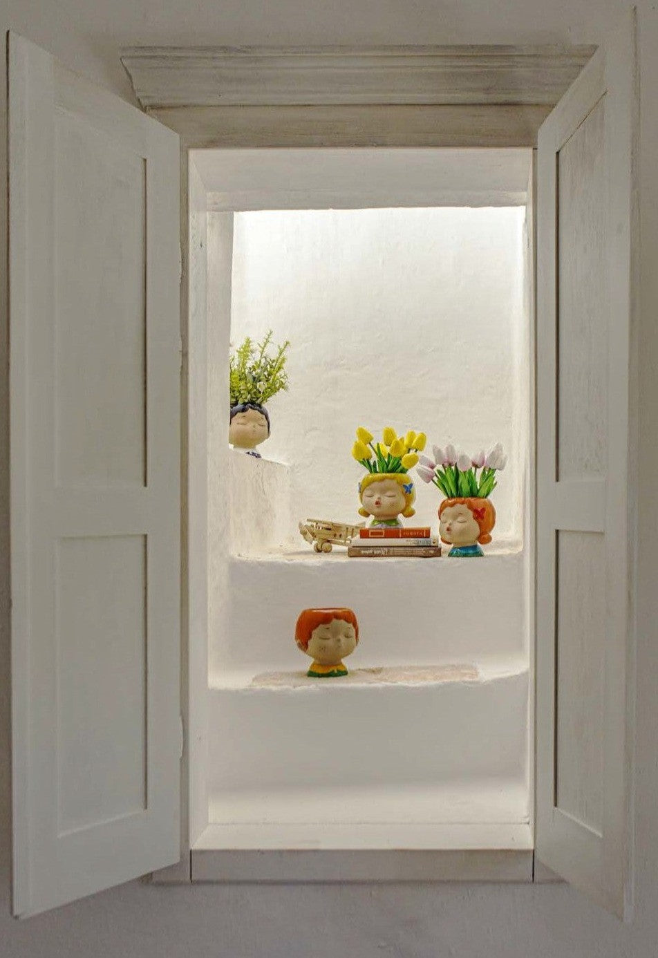 Cachepot in gres decorato. Dimensioni: cm 14 x 13.5 x 13 h. In negozio e online su tuttochic.live