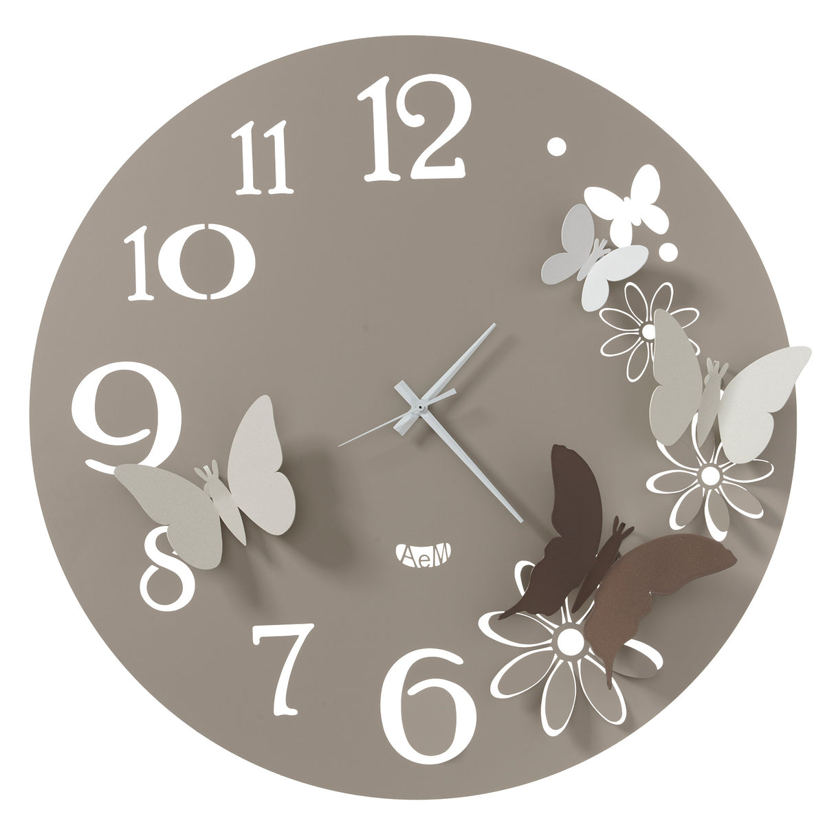 Orologio da parete in metallo di colore fango con fiori e farfalle di colore bronzo, avorio e bianco, quadrante con numeri arabi e dallo stile minimale. E' abbellito da quattro farfalline che svolazzano fra i petali di fiori intagliati nel ferro. Dimensione: diametro 60 cm. In negozio e online su tuttochic.live