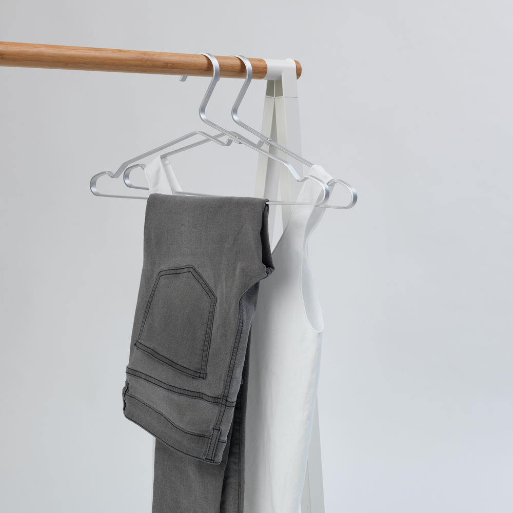 Appendi i vestiti nel modo più semplice con questi intelligenti appendiabiti Brabantia. L'elegante incavo nella parte superiore, consente di appendere gli abiti senza allungare la scollatura. Le grucce sono realizzati in alluminio resistente e anodizzato. In negozio e online su tuttochic.live