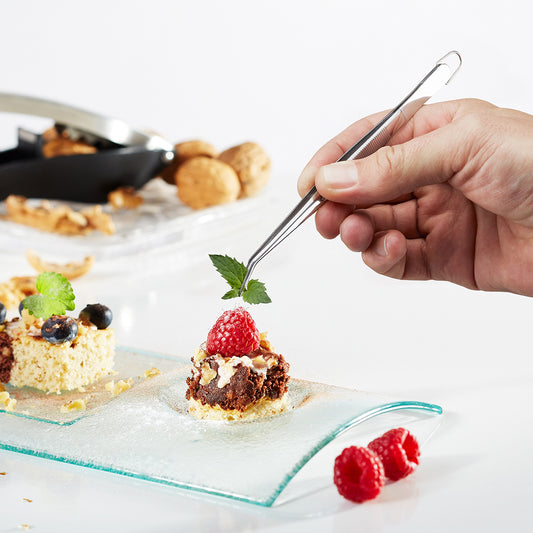 Pinzette da cucina PRECISO sono indispensabili per decorare e servire in filigrana. Per tutti i lavori in cucina in filigrana presa sicura grazie alle estremità ondulate. Dimensioni: L 15,5 cm, P 1,6 cm, H 1,8 cm acciaio inossidabile di alta qualità lavabile in lavastoviglie. In negozio e online su tuttochic.live