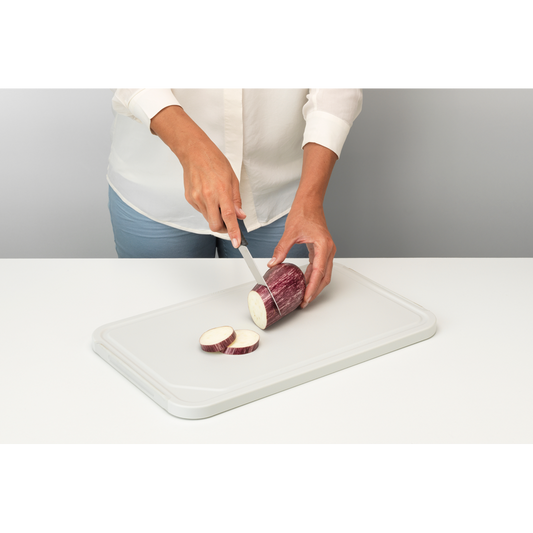 Tagliare a cubetti, sminuzzare o affettare sarà ancora più facile con il tagliere antiscivolo con vassoio da portata Tasty+ Brabantia. Terminata la fase di preparazione, puoi capovolgere il tagliere utilizzandolo come vassoio da portata. Lavabile in lavastoviglie. In negozio e online su tuttochic.live