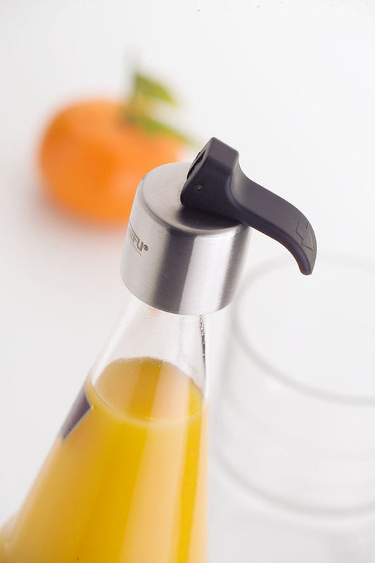 Con BOTELO, le bottiglie di vetro (ø interno 16,5–18,5 mm) possono essere richiuse in un batter d'occhio. Ciò mantiene freschi succhi o vini e può essere conservato in frigorifero. In negozio e online su tuttochic.live