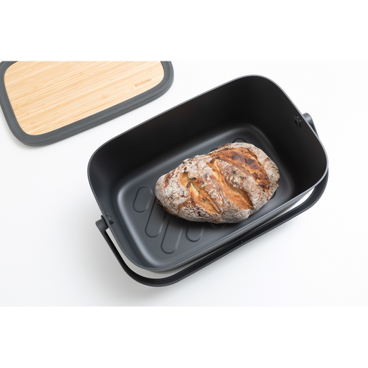 Il Portapane Nic Brabantia è dotato di un grazioso coperchio in bambù e di comoda maniglia di trasporto per trasportare questo gioiellino dalla cucina alla tavola, contiene due filoni, e la base scanalata favorisce la ventilazione. Comodo in cucina, favoloso in tavola. In negozio e online tuttochic.live