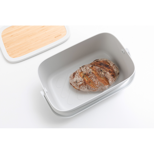 Il Portapane Nic Brabantia è dotato di un grazioso coperchio in bambù e di comoda maniglia di trasporto per trasportare questo gioiellino dalla cucina alla tavola, contiene due filoni, e la base scanalata favorisce la ventilazione. Comodo in cucina, favoloso in tavola. In negozio e online tuttochic.live