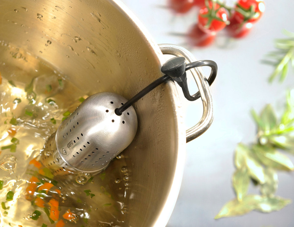 L'uovo pieno di spezie è perfetto per raffinare zuppe, stufati e vin brulè. Il volume può essere facilmente regolato per diverse dimensioni di pentola. Grazie al cordino in silicone, l'uovo delle spezie, sempre a portata di mano e può essere fissato saldamente al bordo della pentola. In negozio e online su tuttochic.live