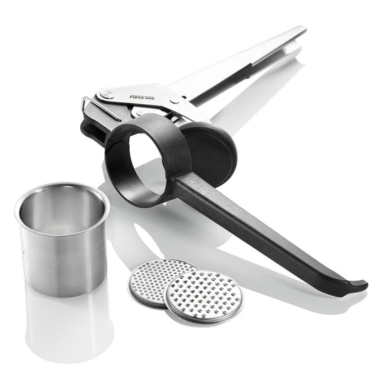 La pressa FORCE ONE® è stata progettata per preparare la pasta Spätzle, il purè di patate o castagne o il succo fresco. manici extra lunghi. Dimensioni: L 36,5 cm, P 13,0 cm, H 9,1 cm acciaio inossidabile/nylon di alta qualità lavabile in lavastoviglie. In negozio e online su tutttochic.it