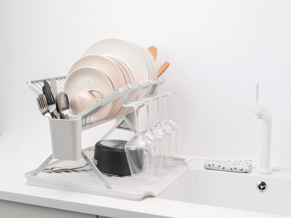 Scolapiatti pieghevole grande con vassoio salvagoccia per piatti, pentole, padelle e bicchieri. La griglia portaposate ed il contenitore per utensili sono rimovibili. Dimensioni Altezza: 33 cm Lunghezza: 42 cm Larghezza : 51 cm Peso: 1,6 Kg Colore grigio chiaro. In negozio e online su tuttochic.live
