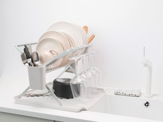 Scolapiatti pieghevole grande con vassoio salvagoccia per piatti, pentole, padelle e bicchieri. La griglia portaposate ed il contenitore per utensili sono rimovibili. Dimensioni Altezza: 33 cm Lunghezza: 42 cm Larghezza : 51 cm Peso: 1,6 Kg Colore grigio chiaro. In negozio e online su tuttochic.live